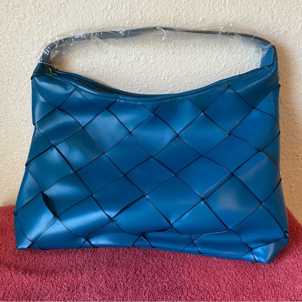 NWT‎ Isabelle PETA approved vegan faux leather purse.